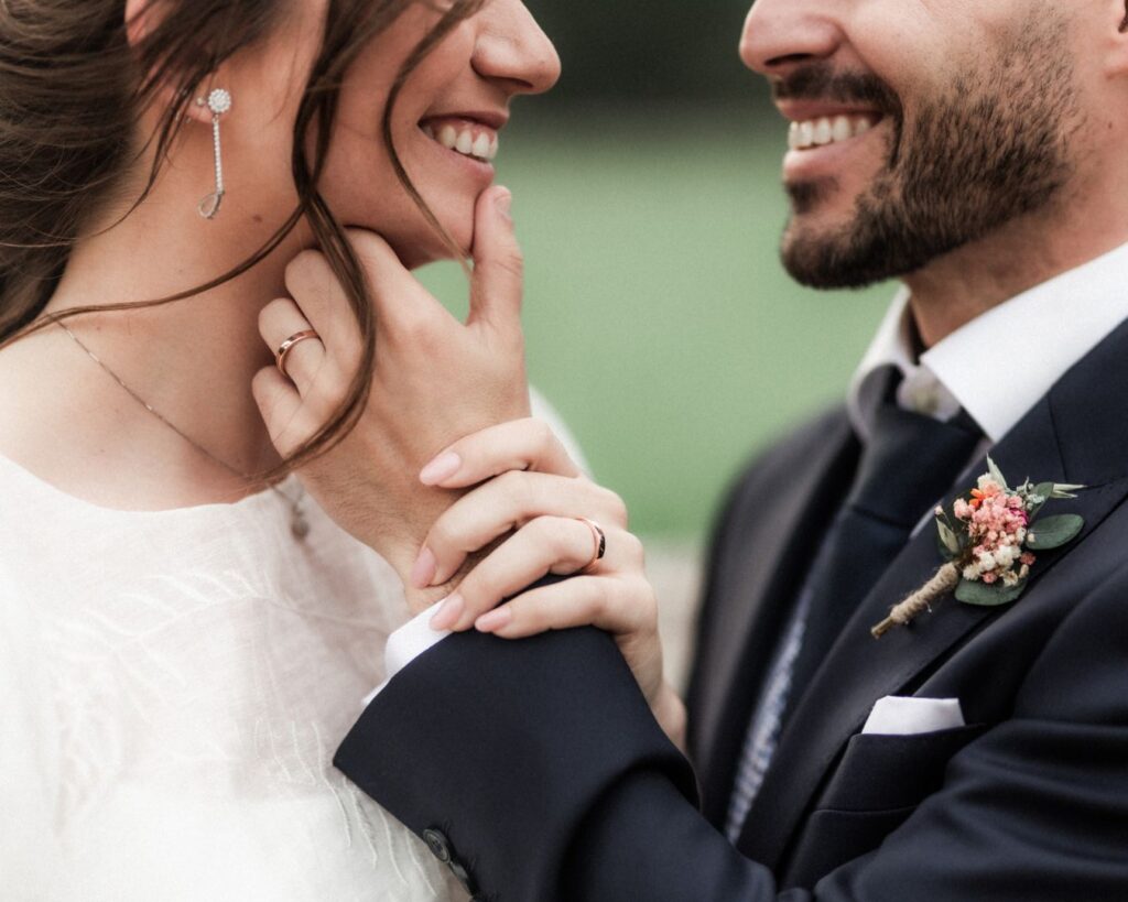 gesto cariñoso de una pareja enseñando las alianzas