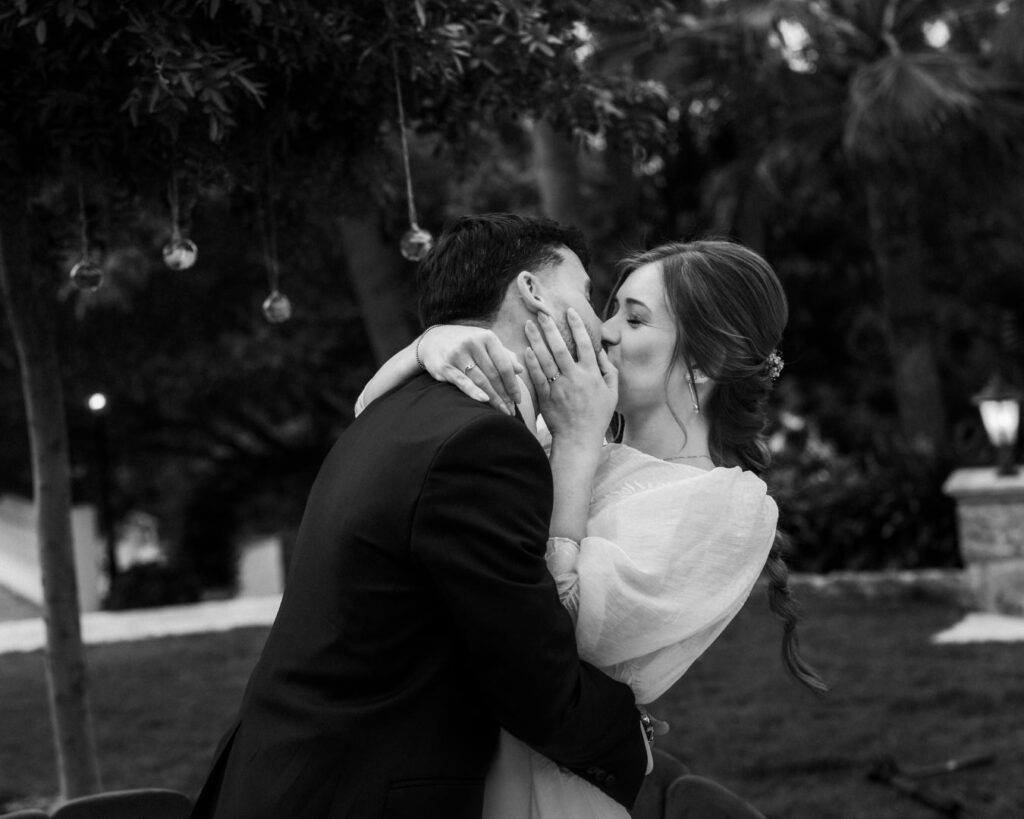 pareja dándose un beso apasionado